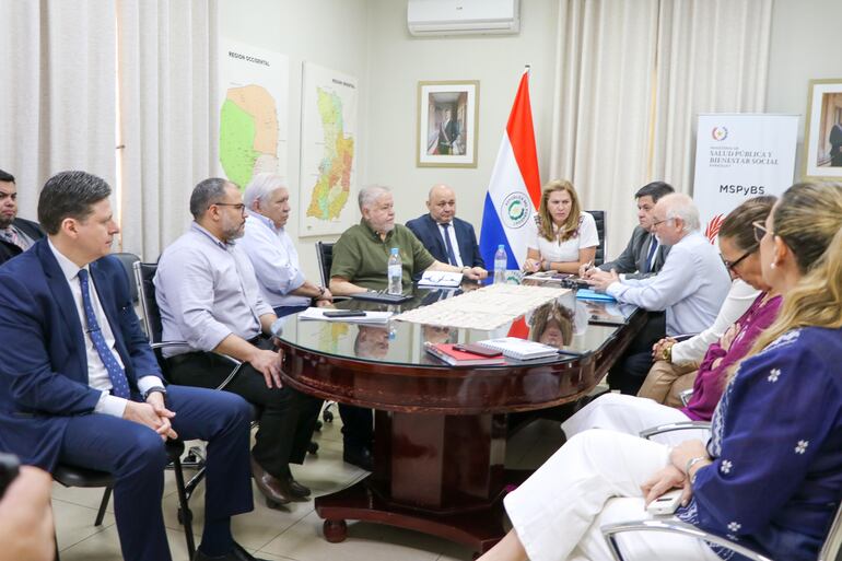 Reunión mantenida este viernes, entre autoridades del Ministerio de Salud y del IPS.