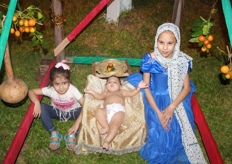 Guapos niños y hasta un bebé presentaron un sketch del nacimiento del Niño Jesús y su pesebre viviente.