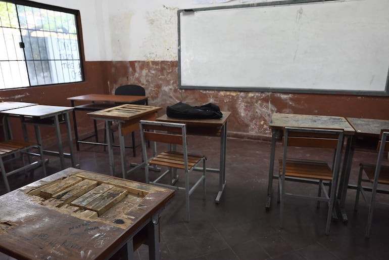 Las pésimas condiciones de los muebles y del aula para el almuerzo escolar en el colegio República del Perú.