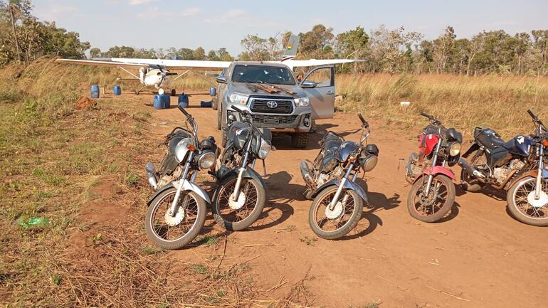 Dos avionetas, una camioneta, varias motocicletas, además de bidones de combustibles fueron incautadas, además de 700 kilos de cocaína, aproximadamente.