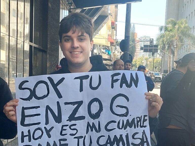 El hincha brasileño de Cerro Porteño en el hotel de concentración del plantel en Curitiba.