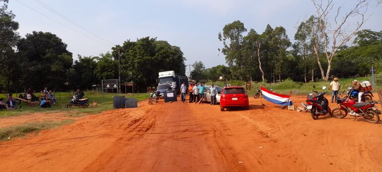 Pobladores de San Pedro de Ycuamandyyú se movilizan de nuevo para exir indemnización por sus inmuebles y casas que será afectadas por la obra vial