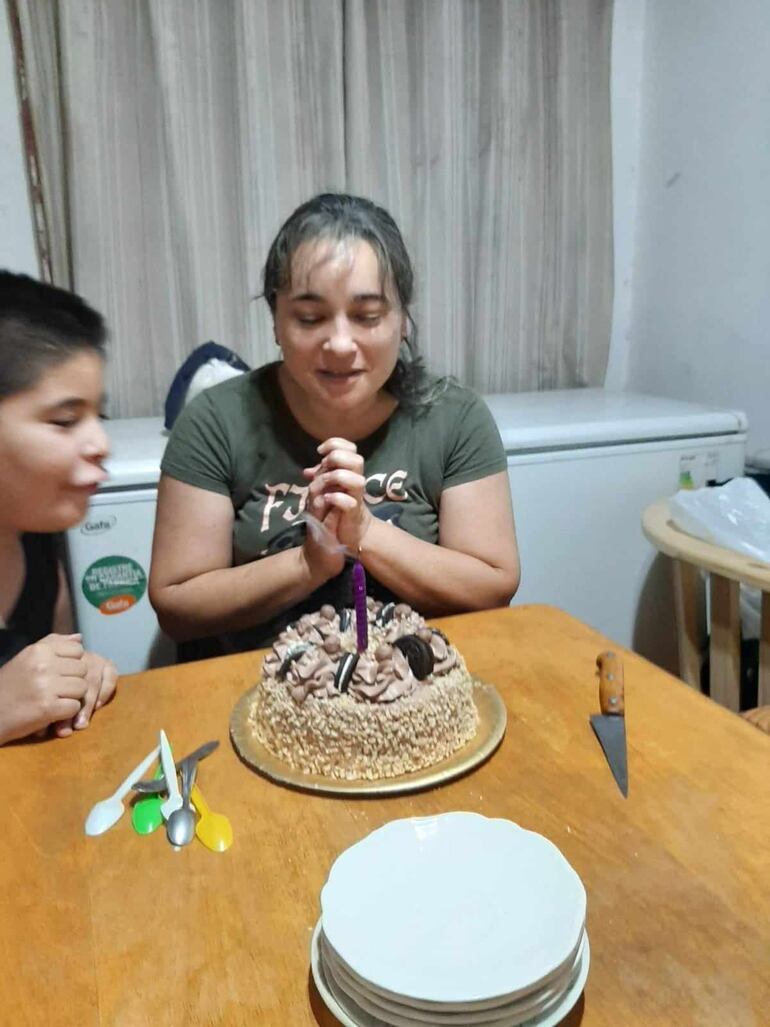 Sonia Maricel Cristaldo Mareco en uno de sus cumpleaños no bisiestos celebrando con su hijo.