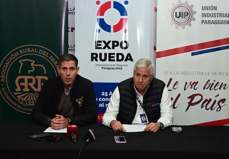 Marco Riquelme, vicepresidente de asuntos internacionales de la UIP, con Luis Fleytas Bogarin, coordinador general adjunto de la Expo 2023, durante la conferencia de prensa, este martes.