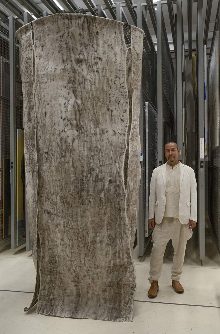 Marcos Benítez junto a su "Samu'u 360 grados", que ya forma parte de la colección del Museo Malba.