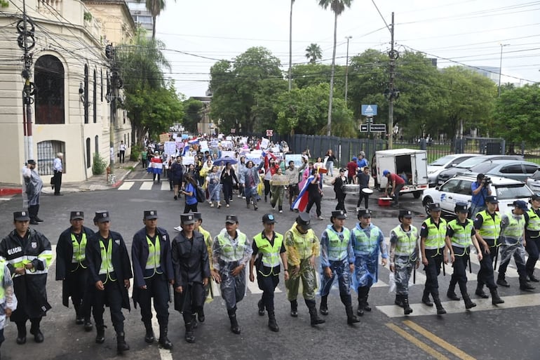 Policías custodian la marcha de los estudiantes de la UNA.