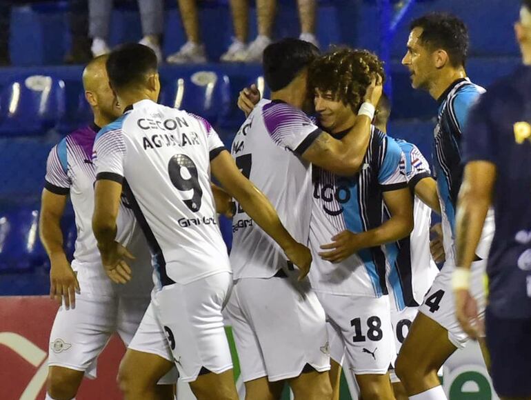 Los jugadores de Libertad festejan un gol en el partido contra Sportivo Trinidense por la tercera jornada del torneo Apertura 2024 del fútbol paraguayo en el estadio Luis Alfonso Giagni, en Villa Elisa.