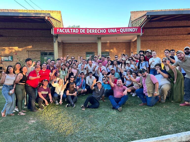 Estudiantes de la Facultad de Derecho y Ciencias Sociales de la Universidad Nacional de Asunción (UNA), filial Quiindy, festejaron el triunfo del Frente Estudiantil de Derecho (FED), encabezado por Jorge Ricardo Dígalo Leguizamón.