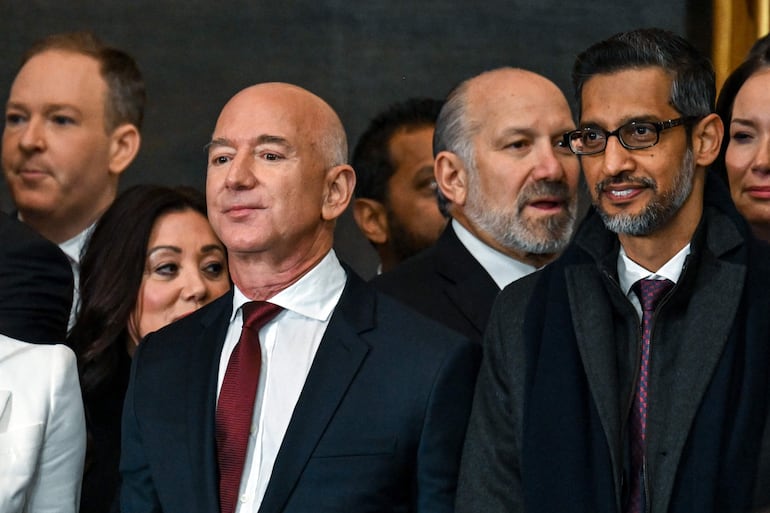 - El fundador de Amazon, Jeff Bezos (izq.), y el consejero delegado de Google, Sundar Pichai (der.), llegan antes de la investidura de Donald Trump como 47º presidente de Estados Unidos.