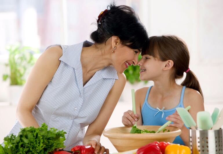 Se sugiere una alimentación saludable desde la infancia; esta se aprende en la familia entre padres, madres e hijos. Las recetas coloridas son más atractivas.