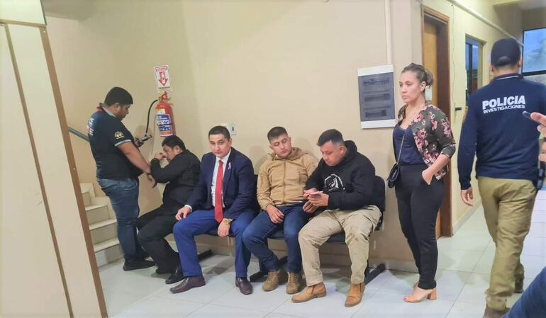 Tres de los cuatro detenidos acompañados de su representante legal; se abstuvieron de declarar.