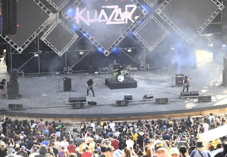 El grupo de thrash metal Kuazar, desde Ciudad del Este, desató toda su furia y esencia con temas con compromiso social.