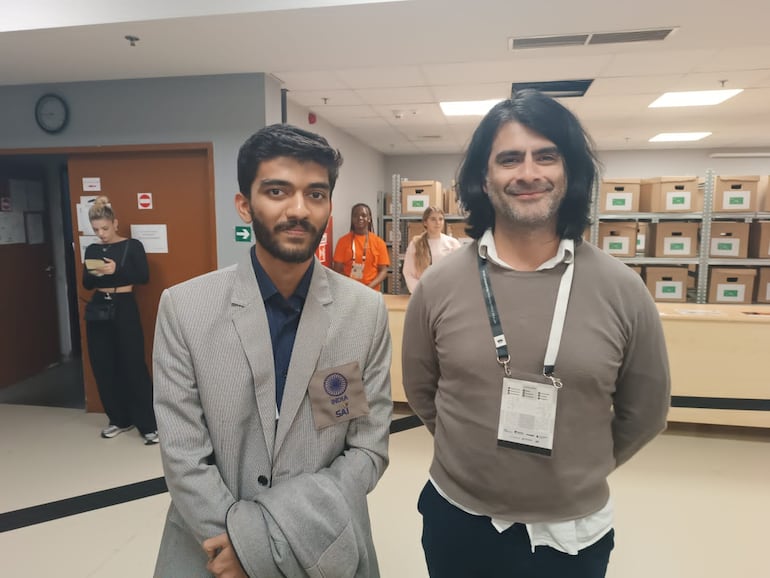 En la foto, junto al GM José Cubas, el GM indio Dommaraju Gukesh, de 18 años de edad, quien jugará como retador por el campeonato del.mundo intra el campeón vigente, el chino Ding Liren. En Budapest, Gukesh acaba de ganar la medalla de oro con India.