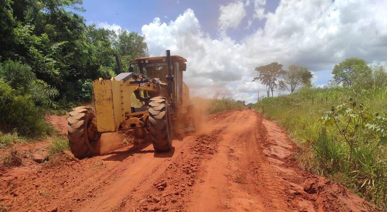 Una motoniveladora de la Gobernación de San Pedro trabaja en el mantenimiento de un camino vecinal en la colonia San José Obrero del distrito de Santaní