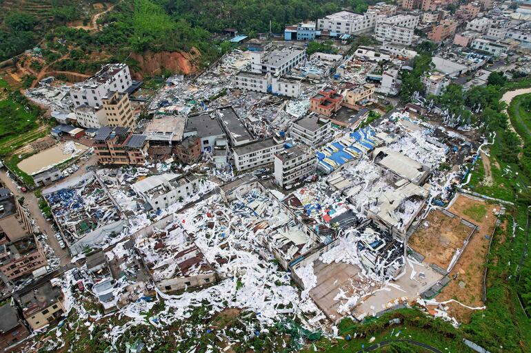 Vista aérea de la zona afectada por el tornado en China.