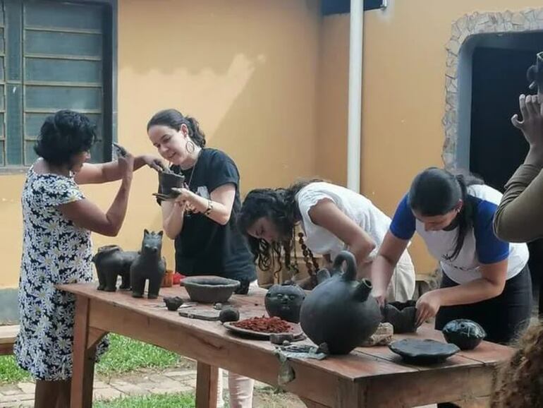 compañía 21 de Julio de la ciudad de Tobatí se caracteriza por su artesanía de arcilla.