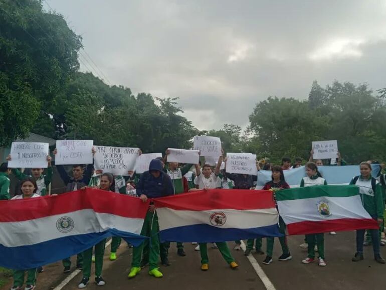 Estudiantes del Colegio Nacional José Gervasio Artigas, cerraron una ruta en rechazo de Hambre Cero.