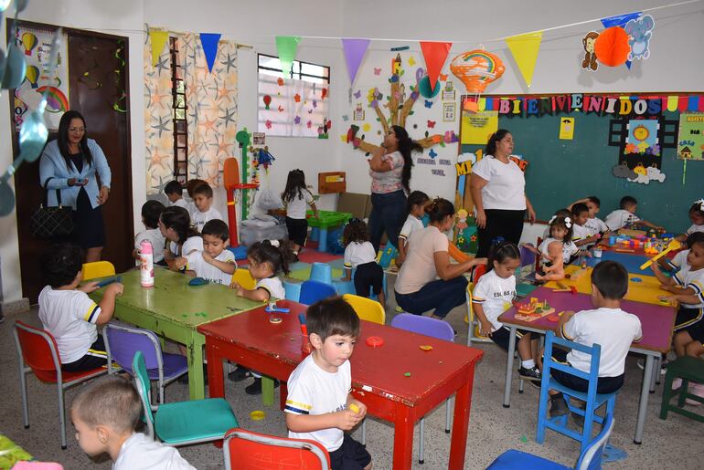 Esta imagen corresponde al primer dia de clases de los niños del nivel inicial de la escuela Coronel Zoilo González 