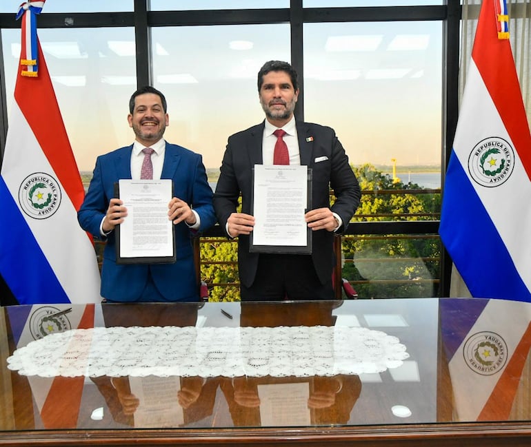 El presidente de la Cámara de Diputados, Raúl Latorre, y el actor mexicano José Eduardo Verástegui firmaron una carta de compromiso para intensificar acciones de prevención y lucha contra la trata de personas