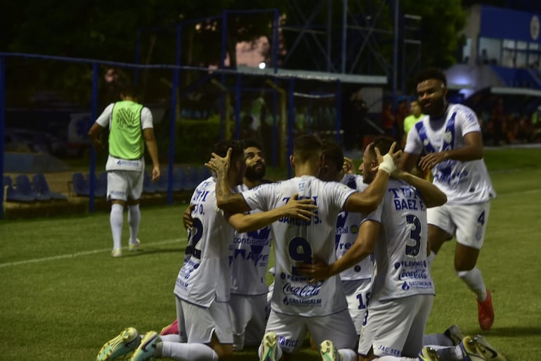 Jugadores de Ameliano celebran el gol de Alejandro Samudio ante General Caballero JLM.