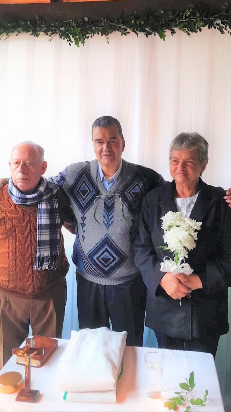 Los esposos posan con el padre Elamidio Sanvodival.