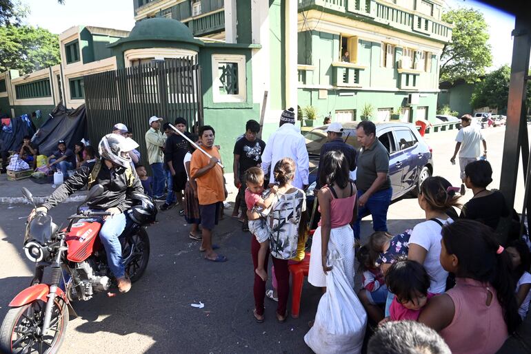 Líderes indígenas controlaban el acceso a la intendencia militar sobre la avenida Artigas, donde funciona el Indi.