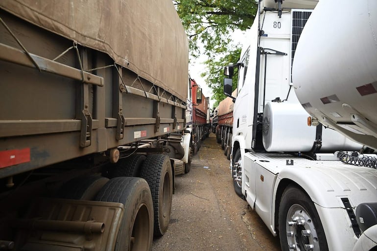 Cuando los camiones forman doble fila sobre la ruta complica sobremanera al tránsito de vehículos livianos. 