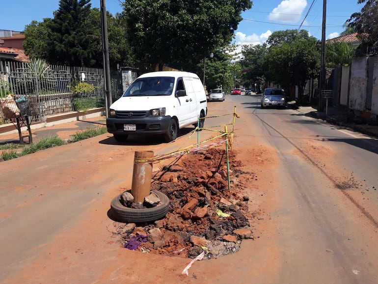 La calle Tekeda se encuentra intransitable desde hace varias semanas a causa de las reparaciones de caños de la Essap.