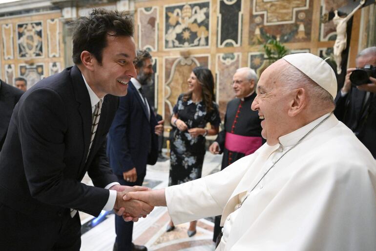 El presentador y comediante estadounidense Jimmy Fallon saluda al Papa Francisco, durante el encuentro que mantuvo el pontífice con más de 100 comediantes de todo el mundo.