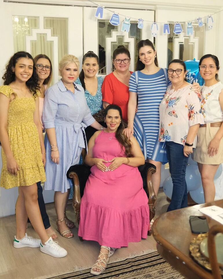 Tía Nadia Ferreira y abuela Ludy Ferreira, entre otras presentes en el baby shower de Eli Ferreira. (Instagram/Eli Ferreira)