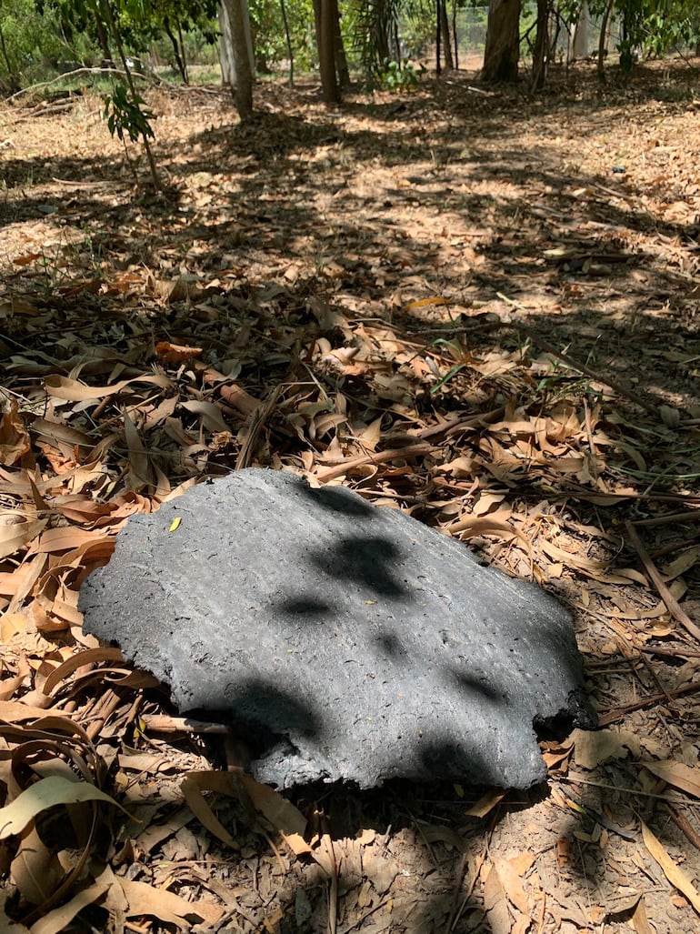 Hallan restos de caucho quemado en todo el parque del Río, en Viñas Cue, tras el gran incendio en Mariano Roque Alonso.