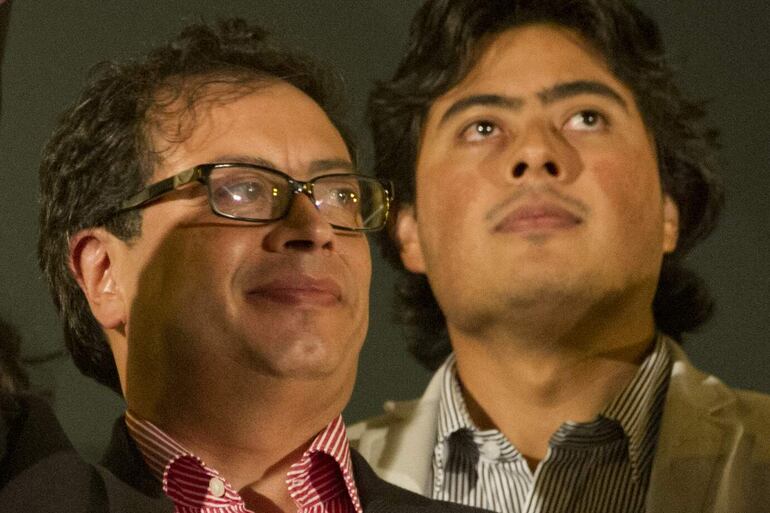 Gustavo Petro (L) presidente de Colombia, y detrás de él, su hijo, Nicolás Petro.