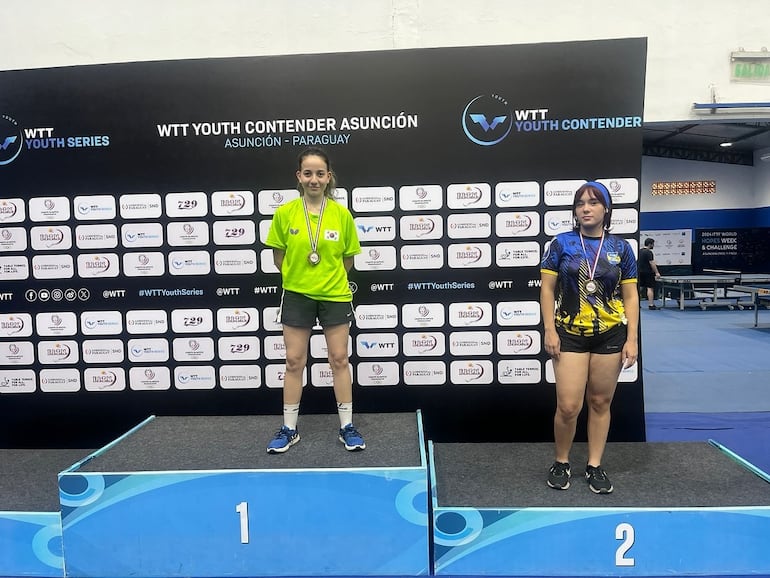 El podio de la Sub 21 femenino Lourdes Portilla (izq) y Claudia Paredes en el torneo por Edades.