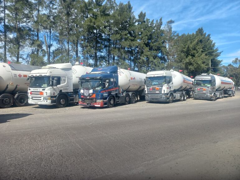 Unos 20 camiones seguían esperando ayer que una refinadora les provea de GLP en la ciudad de Campana (Buenos Aires).