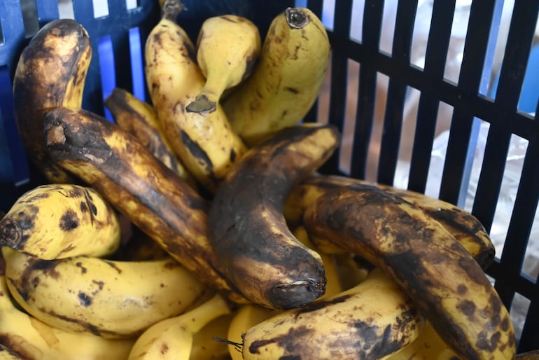 Bananas en mal estado distribuidas en la Escuela de Comercio N° 3 "República del Perú".