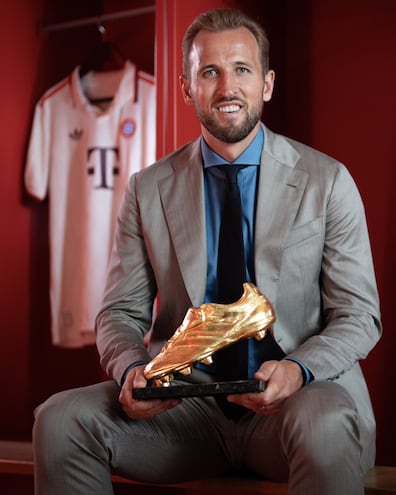 Harry Kane, orgulloso con la Bota de Oro.