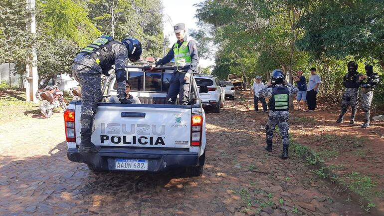 Este baldío minado de basuras se encuentra sobre la calle Brasil de San Lorenzo. Los adictos aprovechan el terreno vacío para arrojar las basuras. La mayoría de las veces los adictos recorren las casas y se ofrecen a tirar las basuras que terminan en las calles y baldíos.