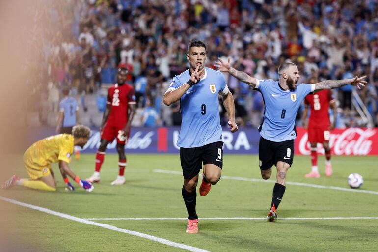 Luis Suárez de Uruguay (C) celebra con su compañero de equipo Nahitan Nández después de anotar 2-2 durante el partido por el 3er lugar de la CONMEBOL Copa América 2024 contra Canadá en Charlotte, Carolina del Norte, EE. UU., el 13 de julio de 2024