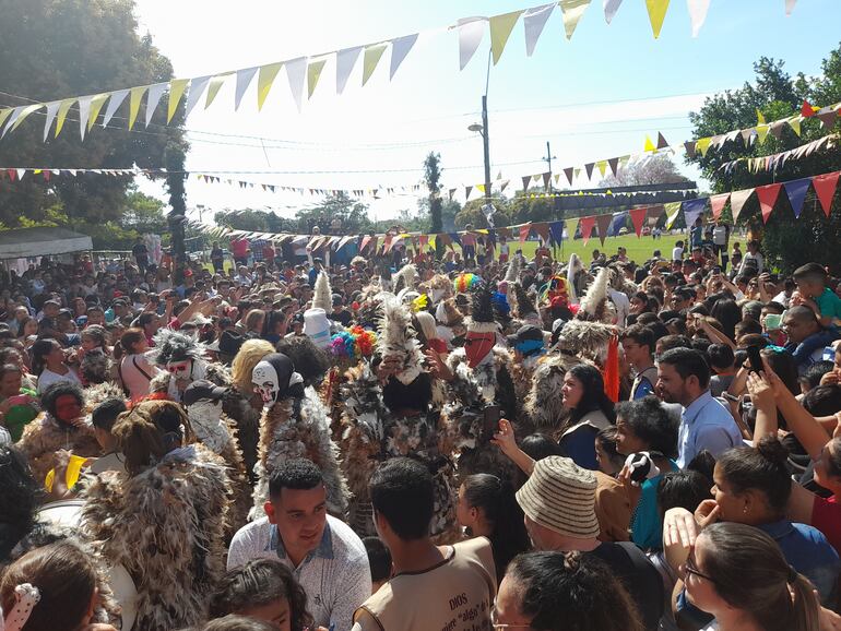 Los promeseros emplumados mezclados con otros devotos de Francisco Solano durante una de las fiestas centrales en honor de protector espiritual de la comunidad de Minas, Emboscada.