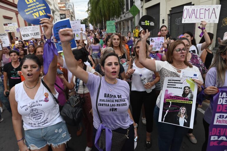 Marcha 8M por la calle Palma de Asunción, en el marco del Día Internacional de la Mujer.