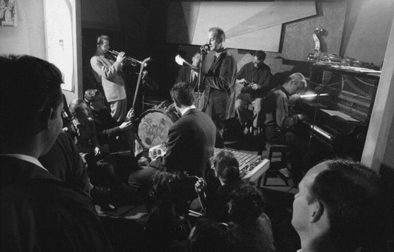 Lawrence Ferlinghetti recitando poemas en el club Jazz Cellar de San Francisco, 1957.