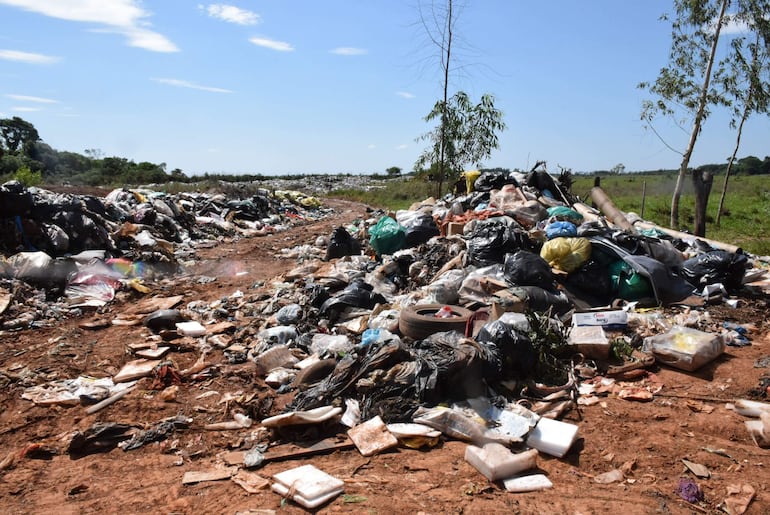 Montañas de basura domiciliaria depositada irregularmente en el vertedero municipal.