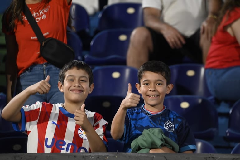 Los hinchas paraguayos en el estadio Defensores del Chaco en la previa del partido frente a Venezuela por las Eliminatorias Sudamericanas 2026.