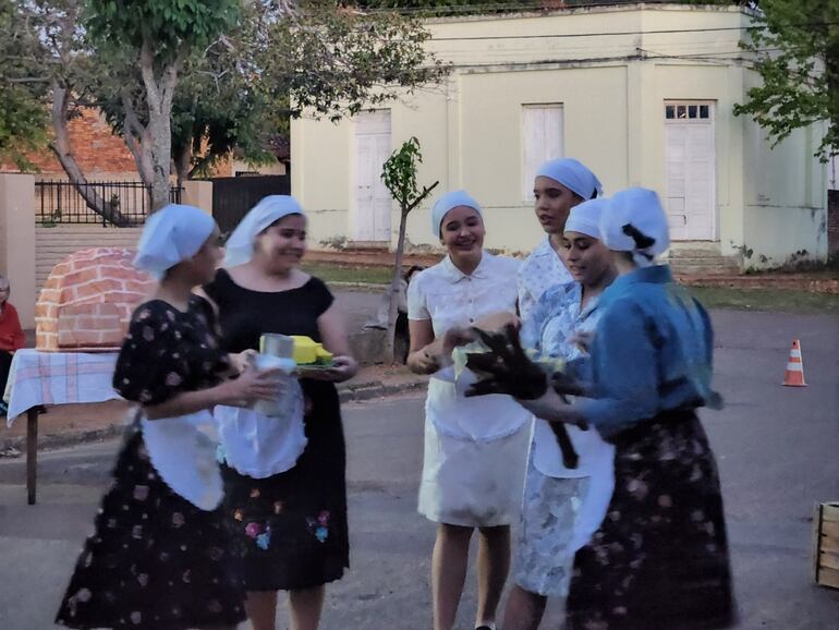 La chipa es un elemento que identifica a ciertos pueblos de nuestro país y las bellas mujeres la ofrecen al pasar.