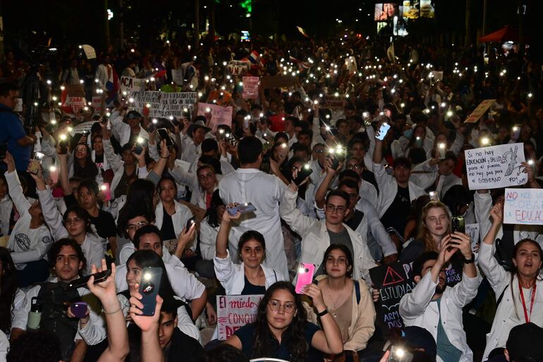 Los estudiantes encendieron la avenida Mariscal López en reclamo de una ley que blinde los programas de salud y de educación que eran financiados con el Fonacide.