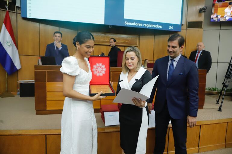 Majo Cabrera recibió emocionada una placa y una copia de la declaración número 76. (Gentileza)