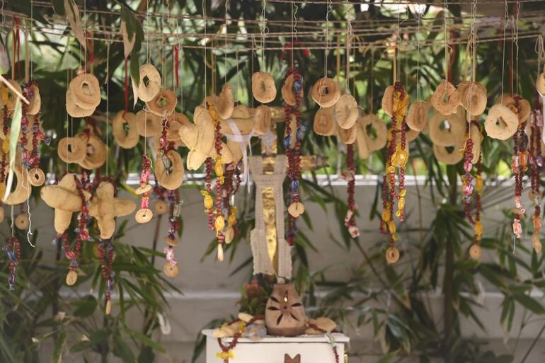 Chipas y rosarios de maní en la Capilla San Cayetano, Sajonia, por el Kurusu Ára.