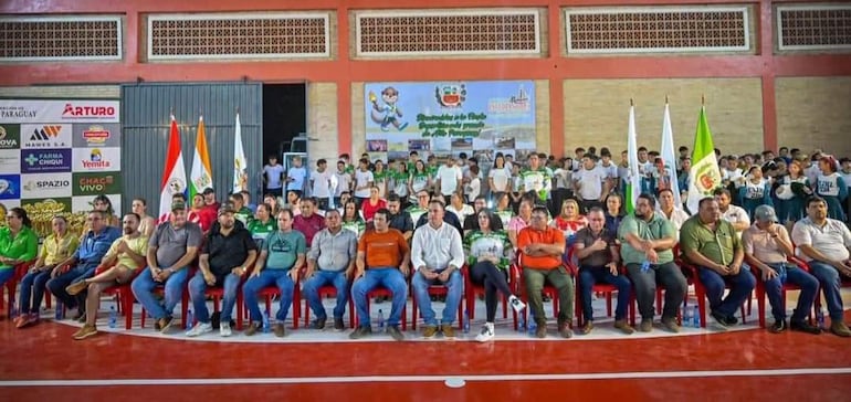 Autoridades presentes durante la jornada inaugural de las olimpiadas estudiantiles.