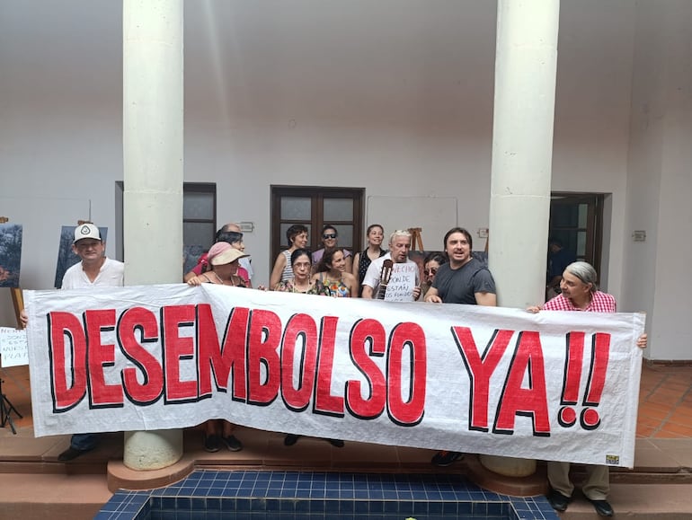 Artistas protestaron hoy en la Manzana de la Rivera por el desembolso de proyectos culturales.