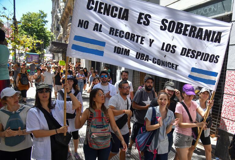 Manifestantes se movilizan durante una protesta convocada por la Confederación General del Trabajo hoy, en Buenos Aires (Argentina). El secretario general de la Confederación General del Trabajo (CGT), Héctor Dáer, dijo que los sindicatos y organizaciones sociales seguirán luchando en Argentina hasta que caigan las iniciativas reformistas de Javier Milei. EFE/ Enrique Garcia Medina
